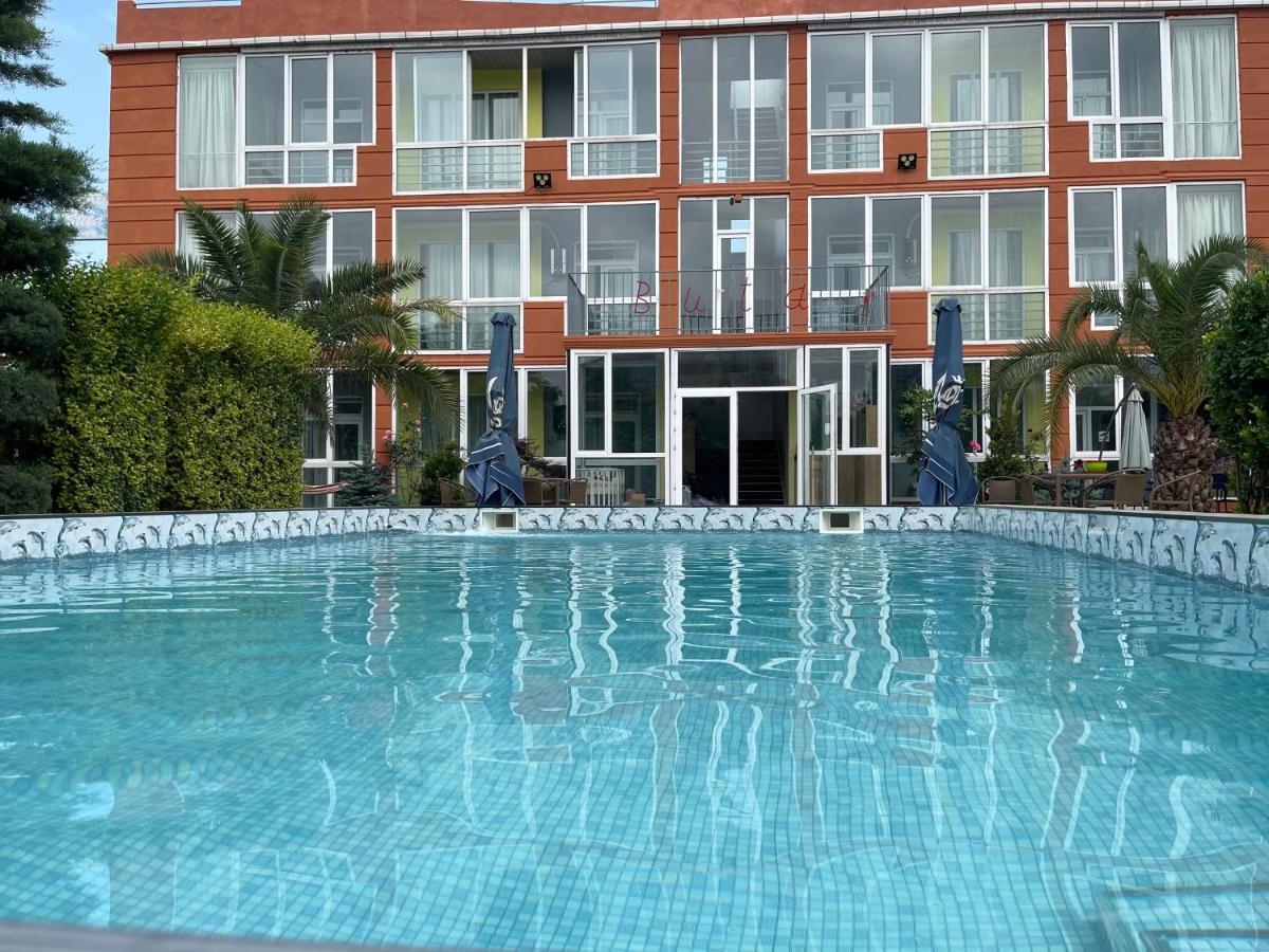 Hotel Buta Batoemi Buitenkant foto