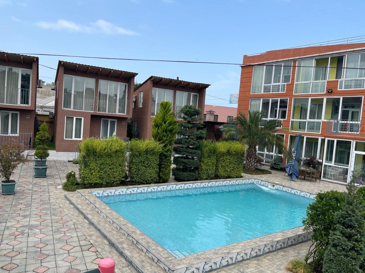Hotel Buta Batoemi Buitenkant foto