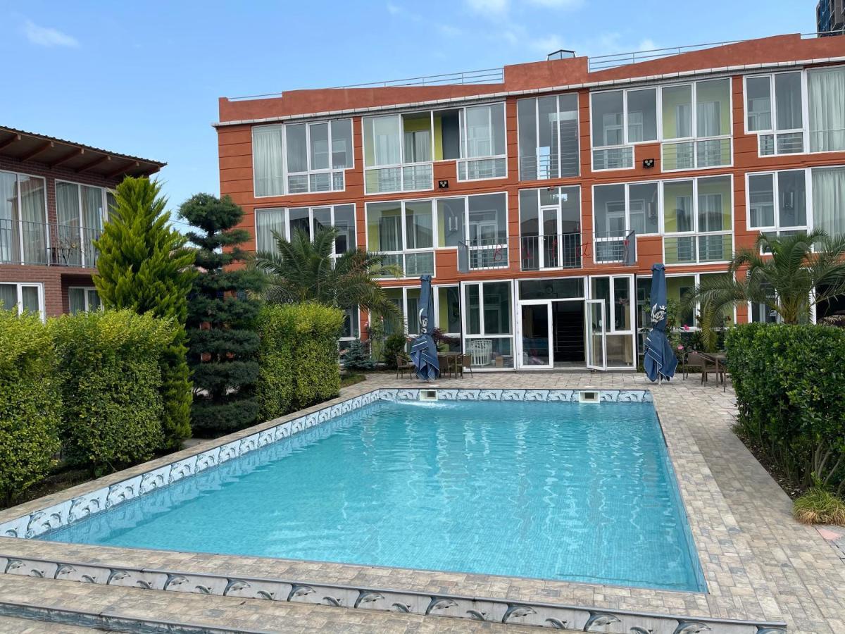 Hotel Buta Batoemi Buitenkant foto