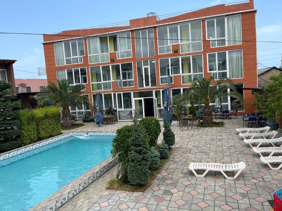 Hotel Buta Batoemi Buitenkant foto