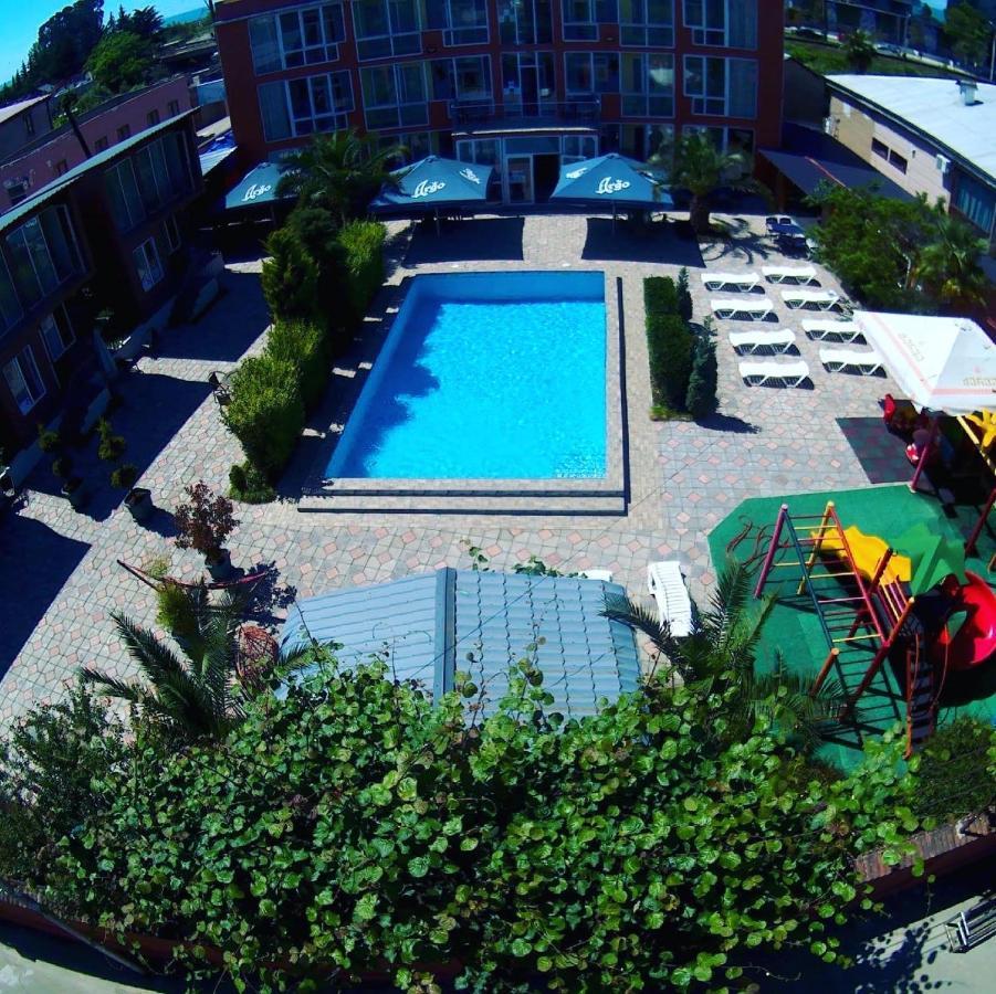 Hotel Buta Batoemi Buitenkant foto