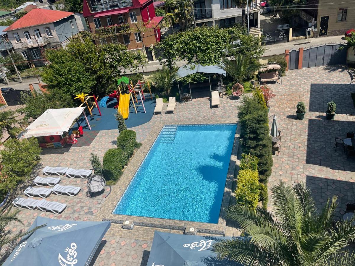 Hotel Buta Batoemi Buitenkant foto