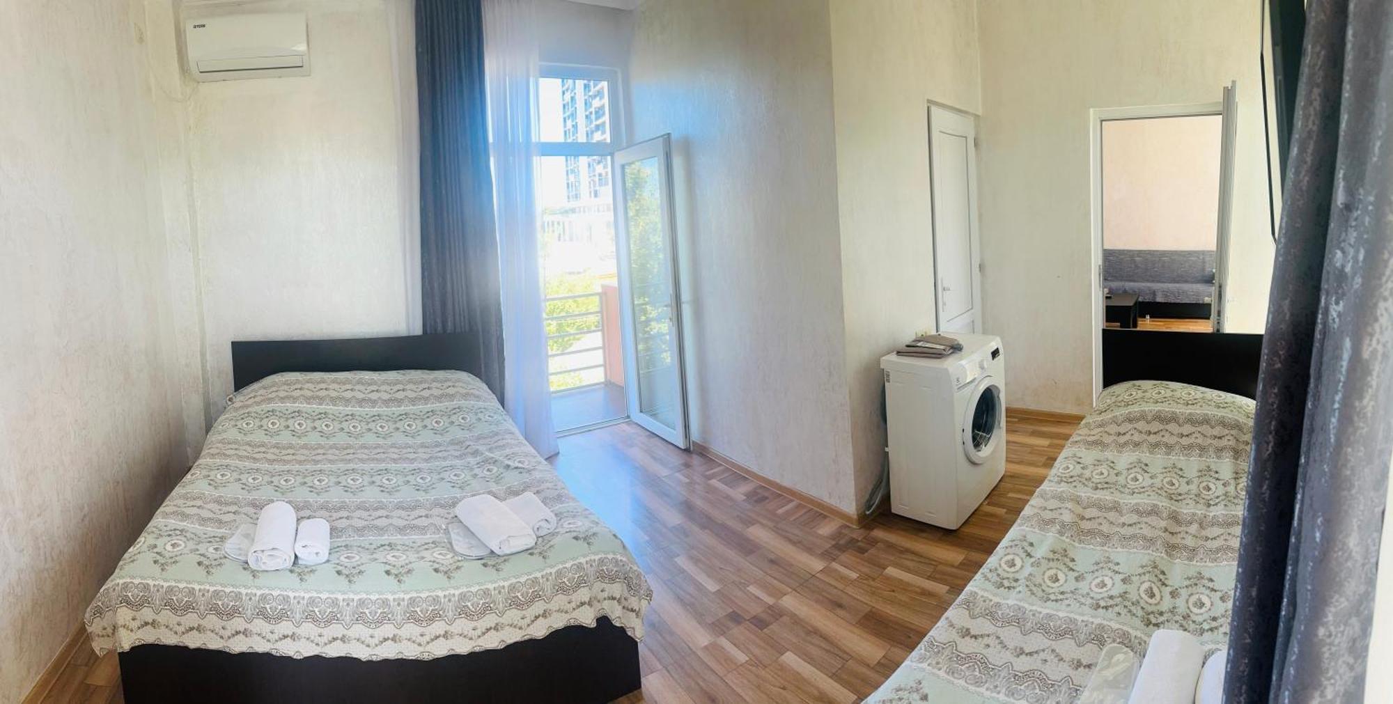 Hotel Buta Batoemi Buitenkant foto