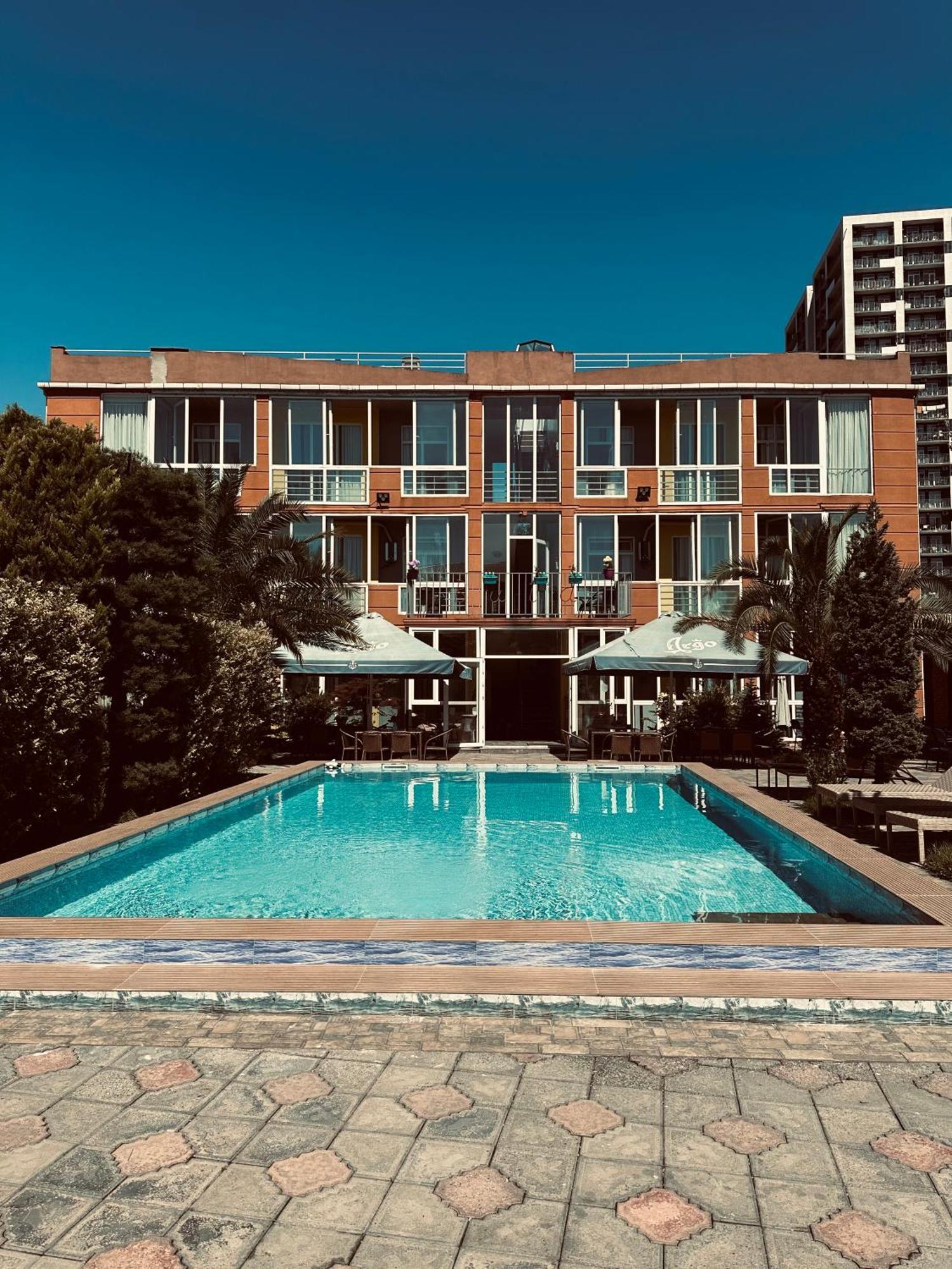 Hotel Buta Batoemi Buitenkant foto