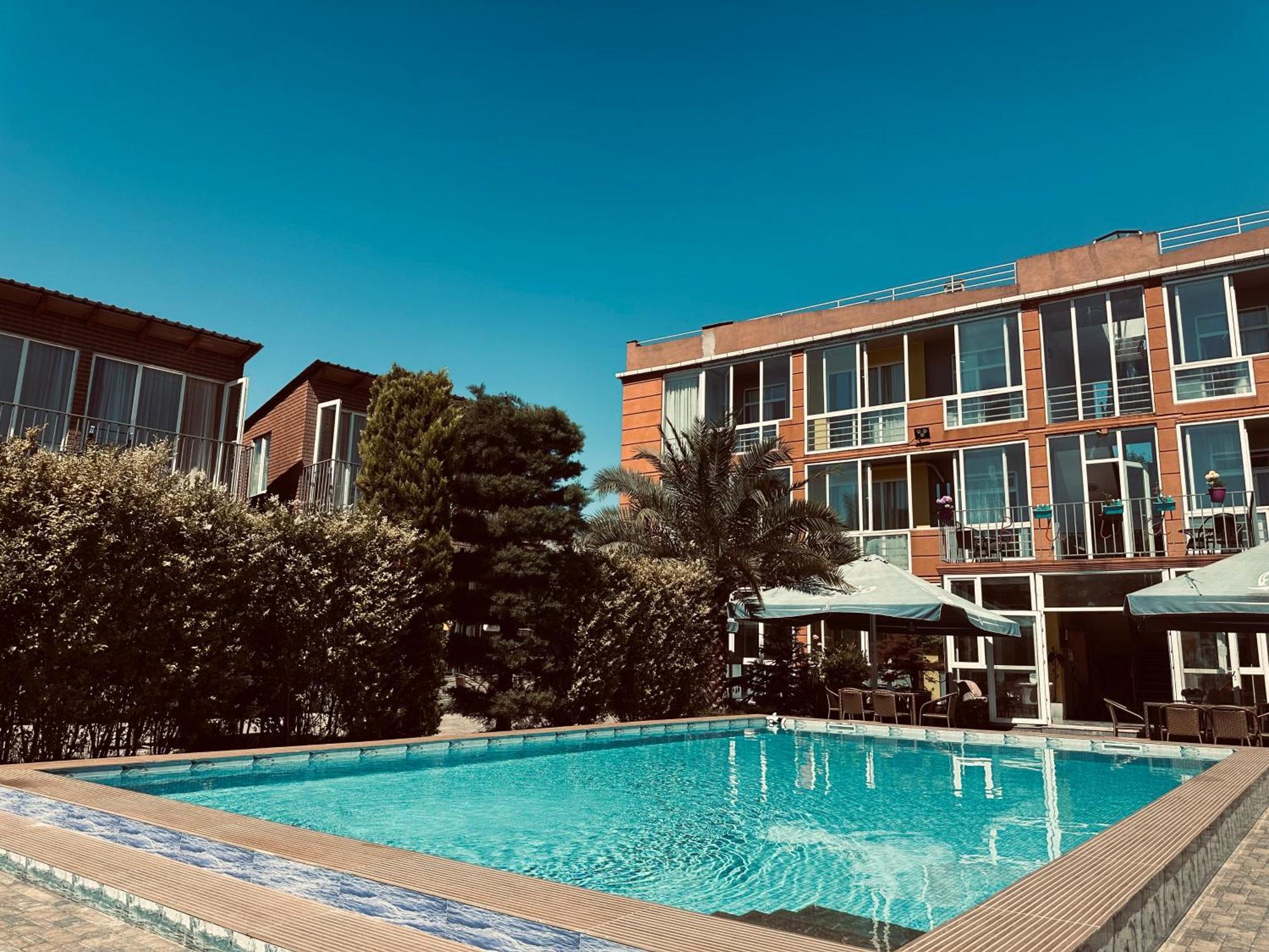 Hotel Buta Batoemi Buitenkant foto