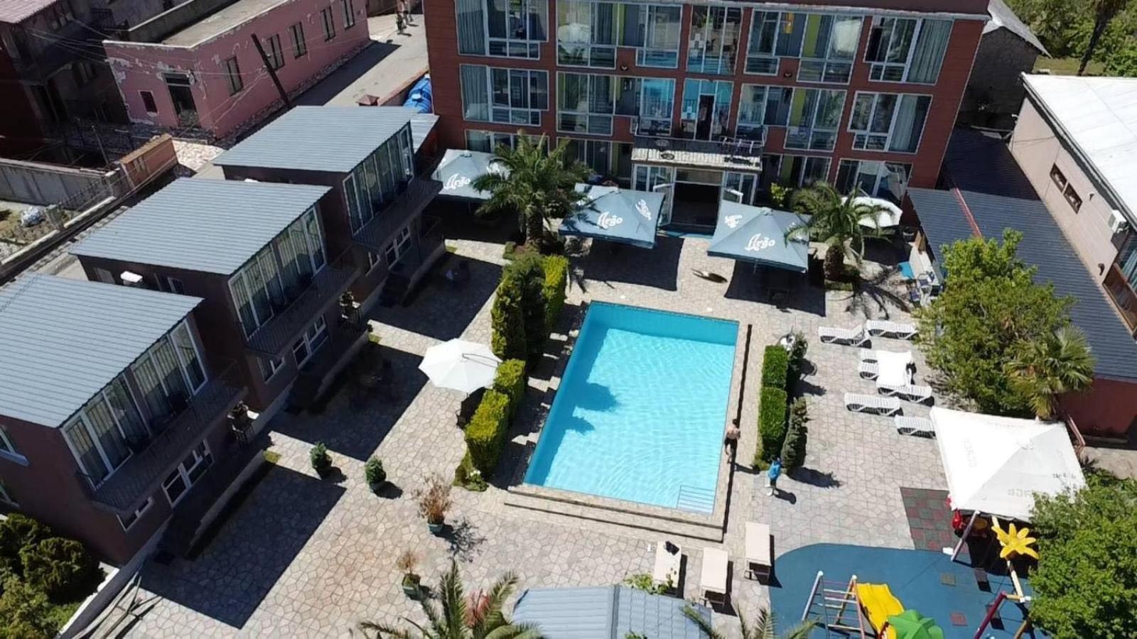 Hotel Buta Batoemi Buitenkant foto