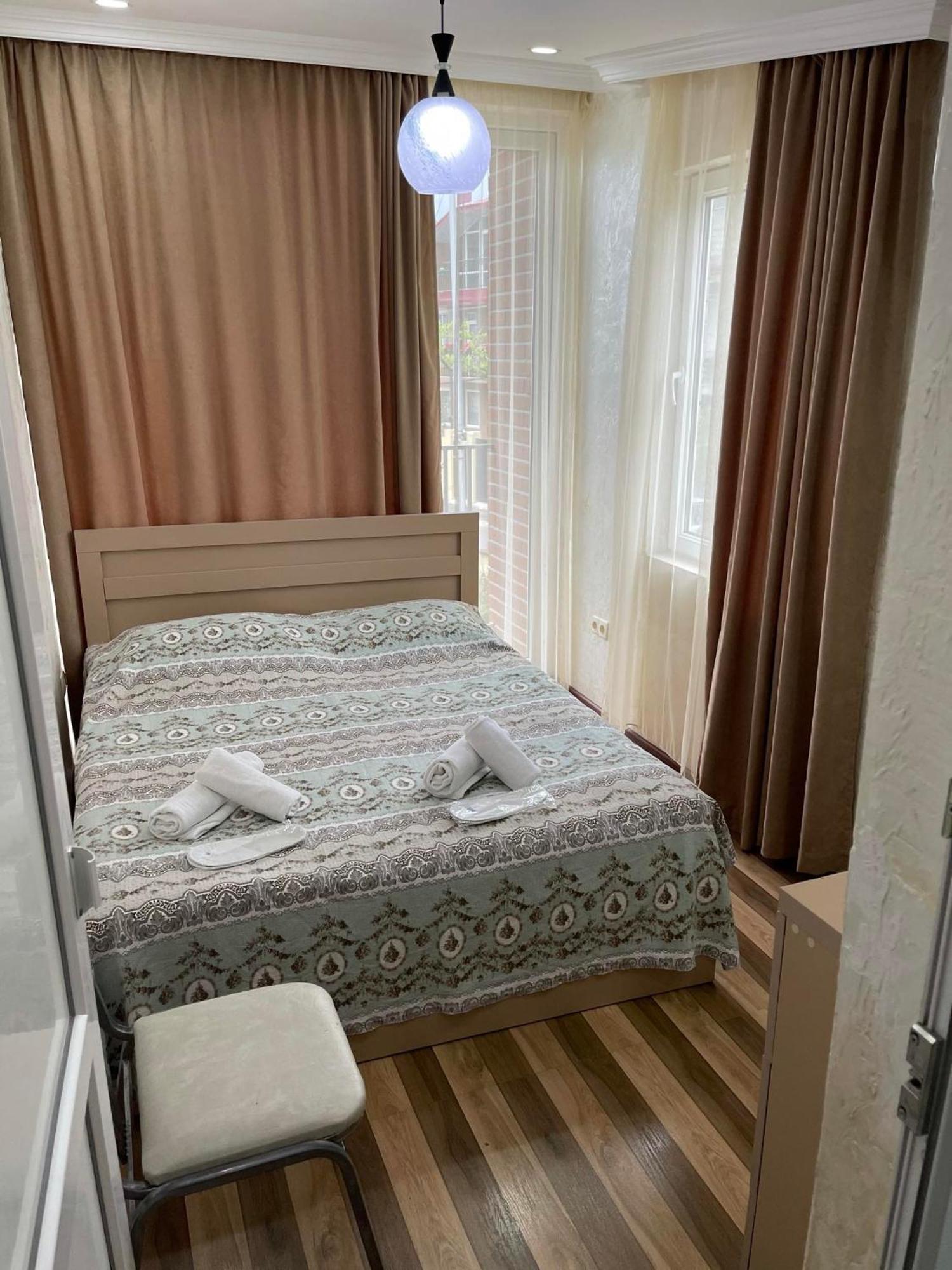 Hotel Buta Batoemi Buitenkant foto