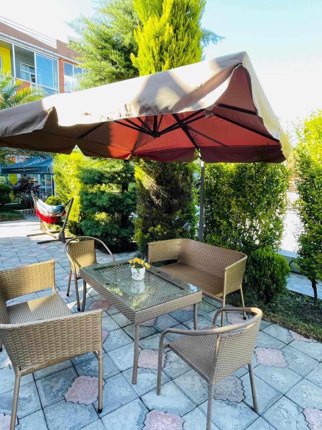 Hotel Buta Batoemi Buitenkant foto