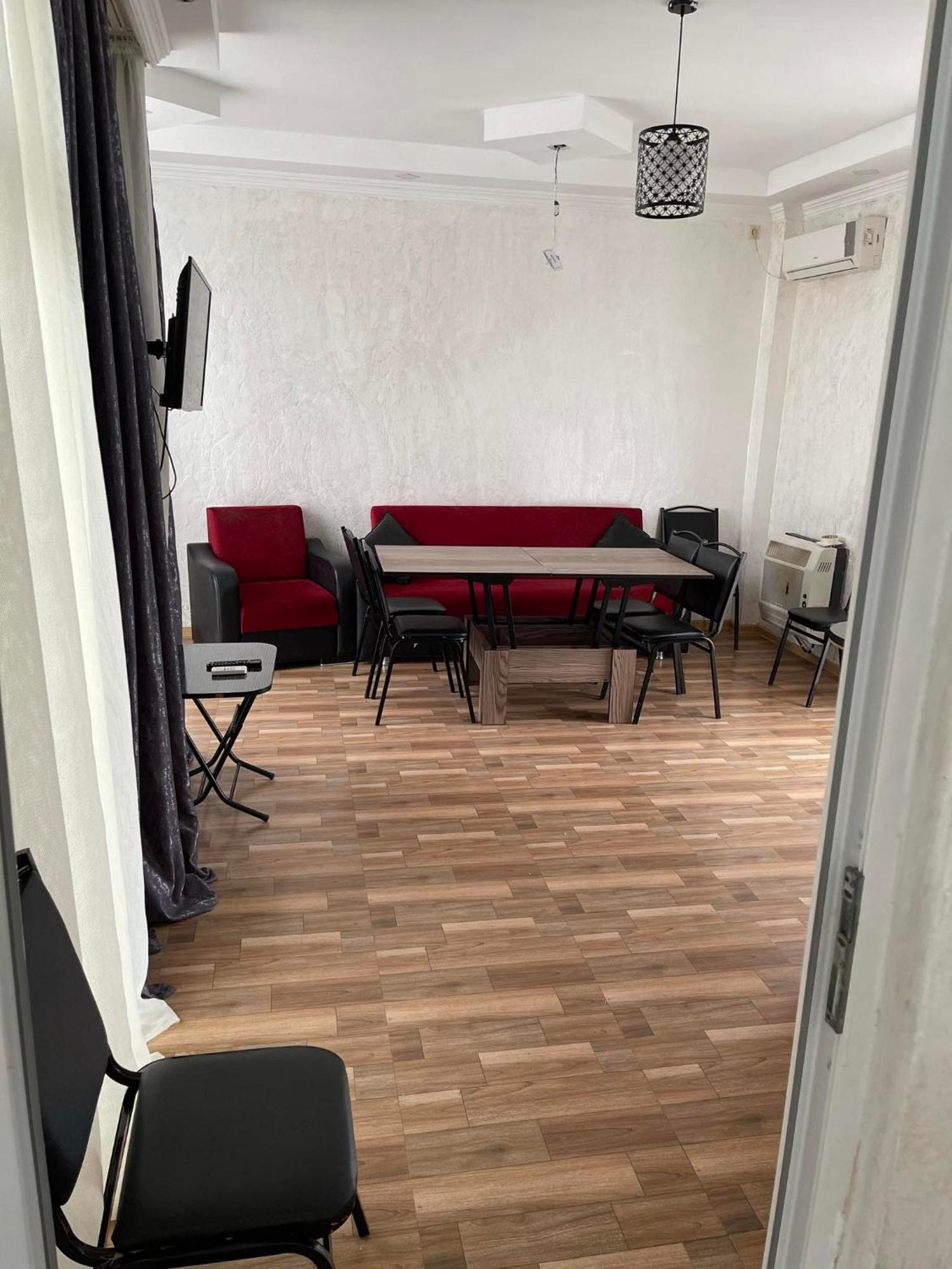 Hotel Buta Batoemi Buitenkant foto