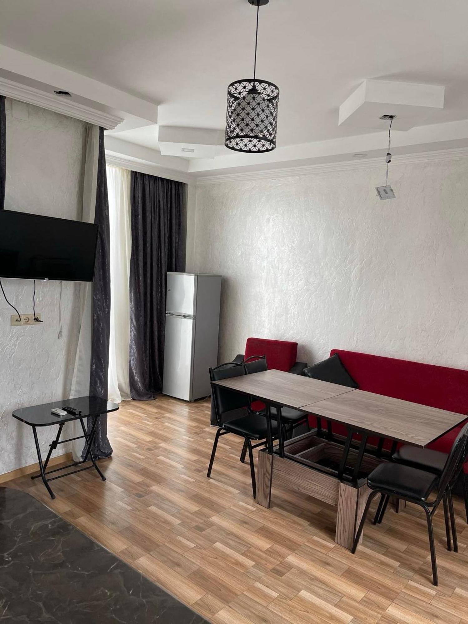 Hotel Buta Batoemi Buitenkant foto