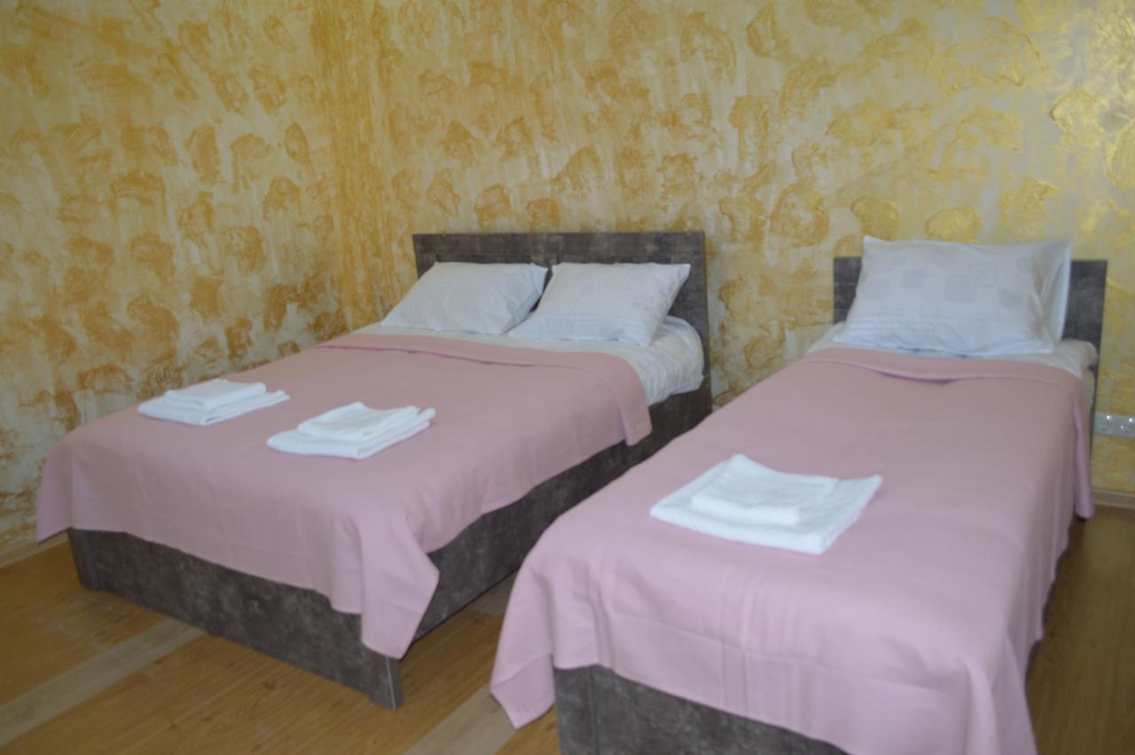 Hotel Buta Batoemi Buitenkant foto