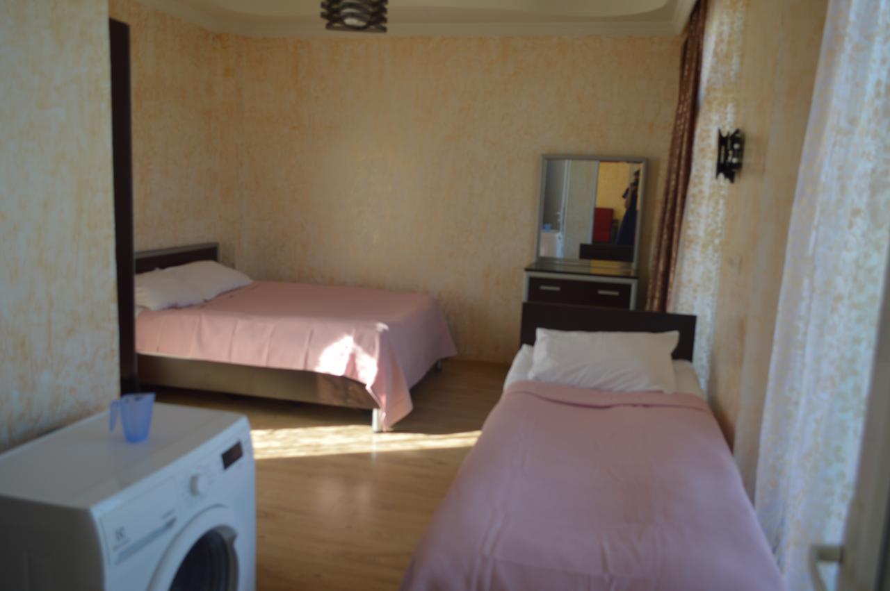 Hotel Buta Batoemi Buitenkant foto