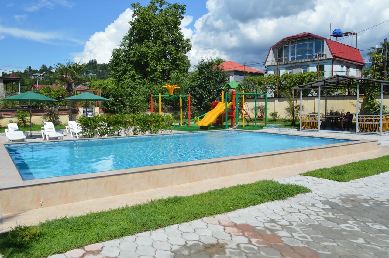 Hotel Buta Batoemi Buitenkant foto