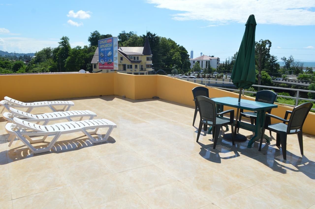 Hotel Buta Batoemi Buitenkant foto