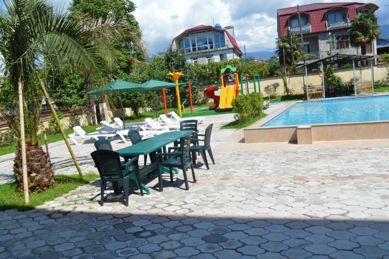 Hotel Buta Batoemi Buitenkant foto