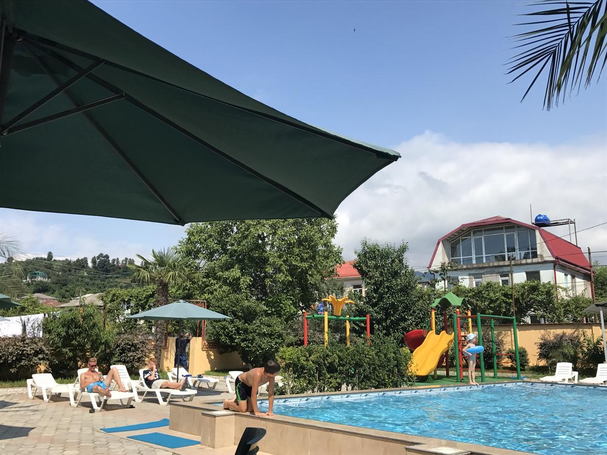 Hotel Buta Batoemi Buitenkant foto